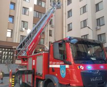 Salvatorii au intervenit pentru deblocarea unei fetițe rămase singure în apartament