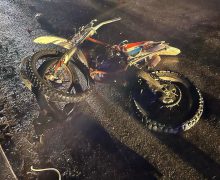 Un tânăr a pierdut controlul motocicletei și s-a tamponat într-un automobil