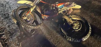 Un tânăr a pierdut controlul motocicletei și s-a tamponat într-un automobil