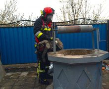 Un bărbat a fost salvat de pompieri după ce a căzut într-o fântână cu apă