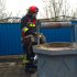 Un bărbat a fost salvat de pompieri după ce a căzut într-o fântână cu apă