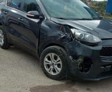 Un automobil s-a lovit de o mașină specializată pentru tăierea vegetației pe linia căii ferate