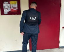 Permis de conducere contra 1 500 de euro. Directorul unei școli auto din Chișinău și un intermediar, reținuți de CNA și PA