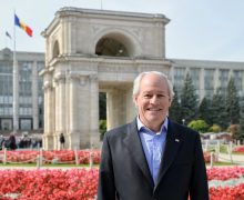 Nou Ambasador desemnat al SUA în Republica Moldova a ajuns la Chișinău cu soția sa: Așteptăm cu nerăbdare să cunoaștem mai îndeaproape țara voastră