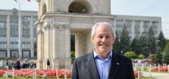 Nou Ambasador desemnat al SUA în Republica Moldova a ajuns la Chișinău cu soția sa: Așteptăm cu nerăbdare să cunoaștem mai îndeaproape țara voastră