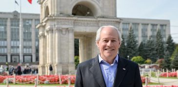 Nou Ambasador desemnat al SUA în Republica Moldova a ajuns la Chișinău cu soția sa: Așteptăm cu nerăbdare să cunoaștem mai îndeaproape țara voastră