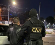 Un instructor auto din Chișinău, reținut de CNA și PA într-un dosar de trafic de influență