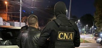 Un instructor auto din Chișinău, reținut de CNA și PA într-un dosar de trafic de influență