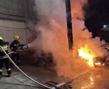 Pompierii din sudul țării au intervenit la lichidarea unui incendiu care a cuprins două automobile în mun. Cahul