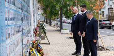 Delegația de la Chișinău a adus un omagiu apărătorilor ucraineni căzuți în război, la Zidul Memoriei din Kiev