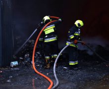 Două vagonete și instrumente pentru lucrări de construcții au fost salvate de pompieri în urma incendiului izbucnit în satul Ciorescu